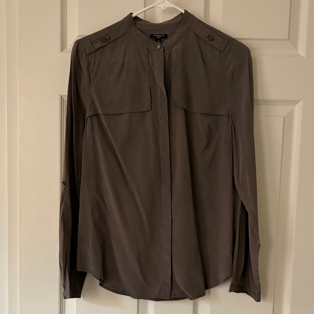 $5! 2 for $10🌹Ann Taylor Green Taupe 100% Silk Button-Front Blouse